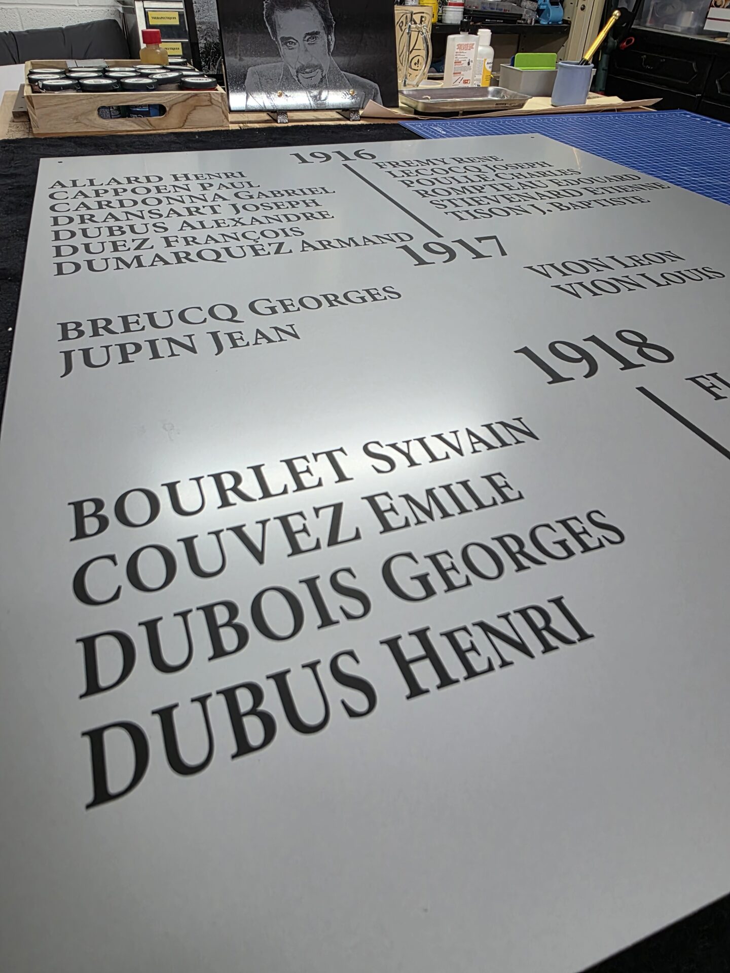 Panneau monument lettres coulés