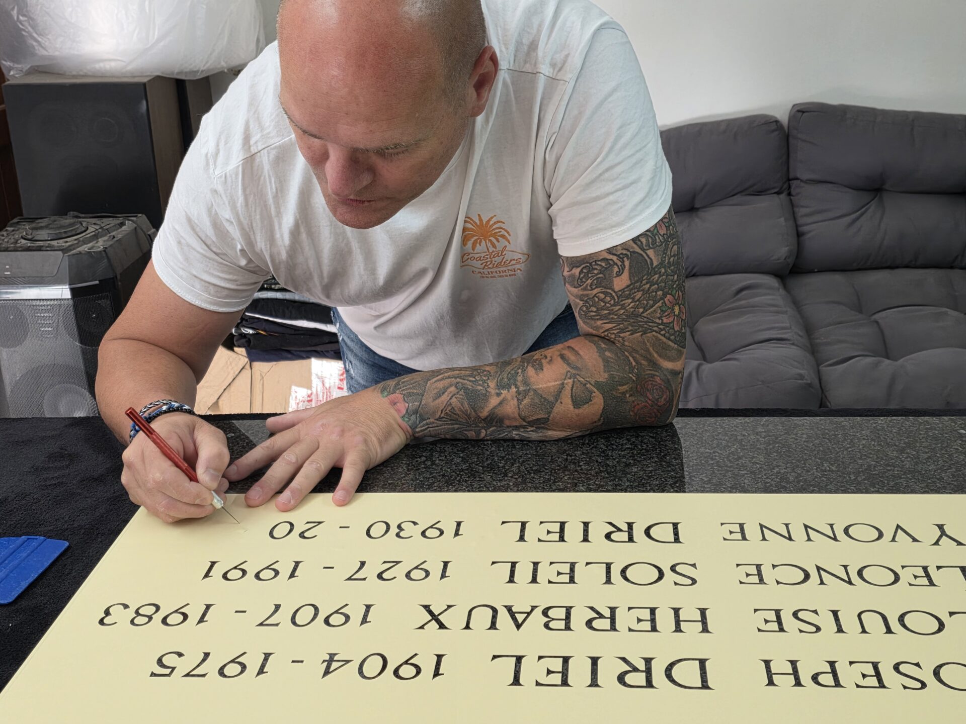 Déchenillement d'un lettre sur plaque